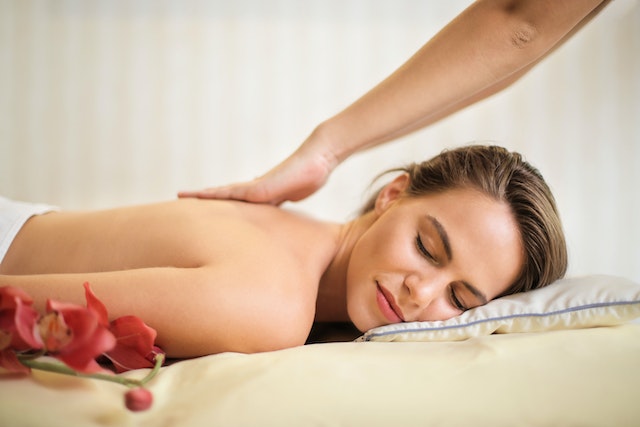 How Massage Therapy Helps Reduce Medication Dependency 